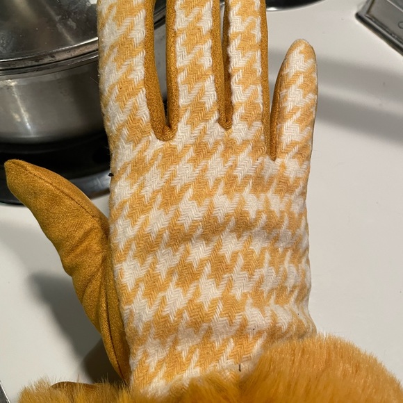 NWT Top it Off gloves - Picture 3 of 3